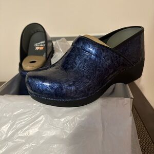 NWT Dansko Clogs XP 2.0 Patent Navy Embossed Size 40/9.0 US